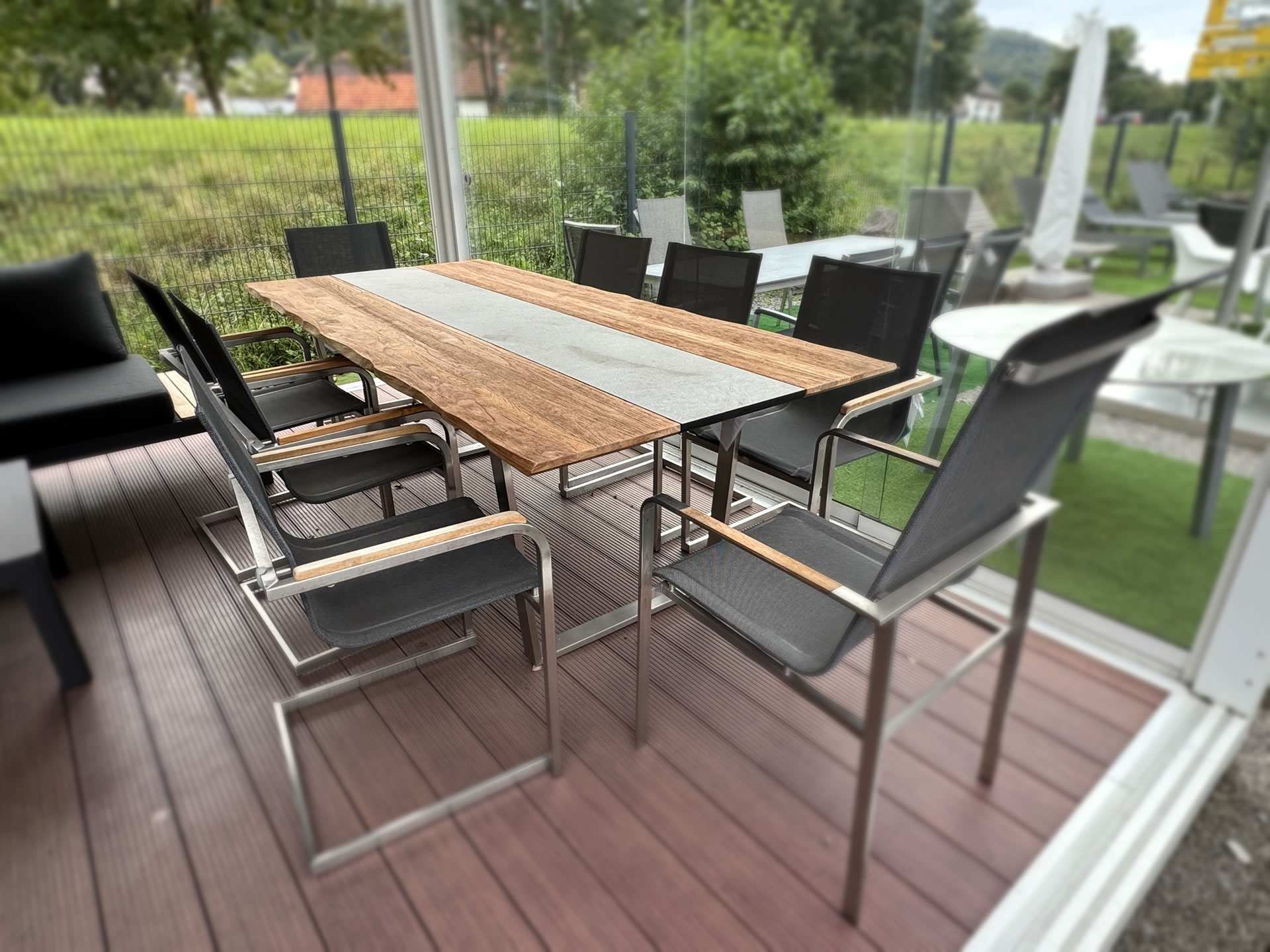 Baumkanten Teakholz-Tisch