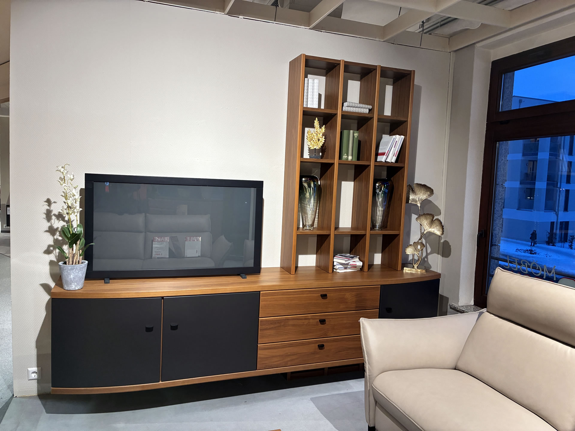 Wohnkombination in Nussbaum / Lack Graphit matt