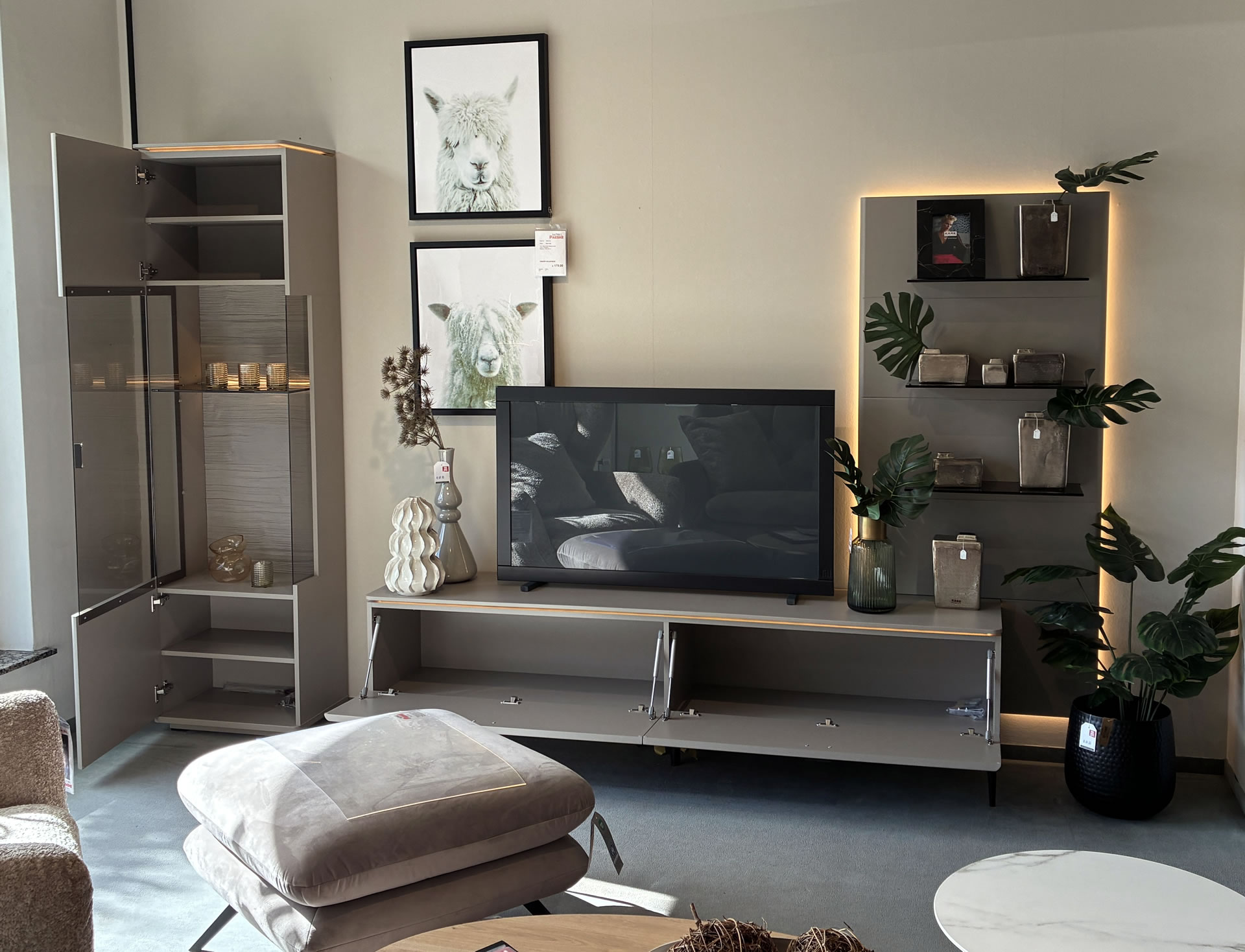 Wohnwand Miami Basalt mit schöner LED-Beleuchtung