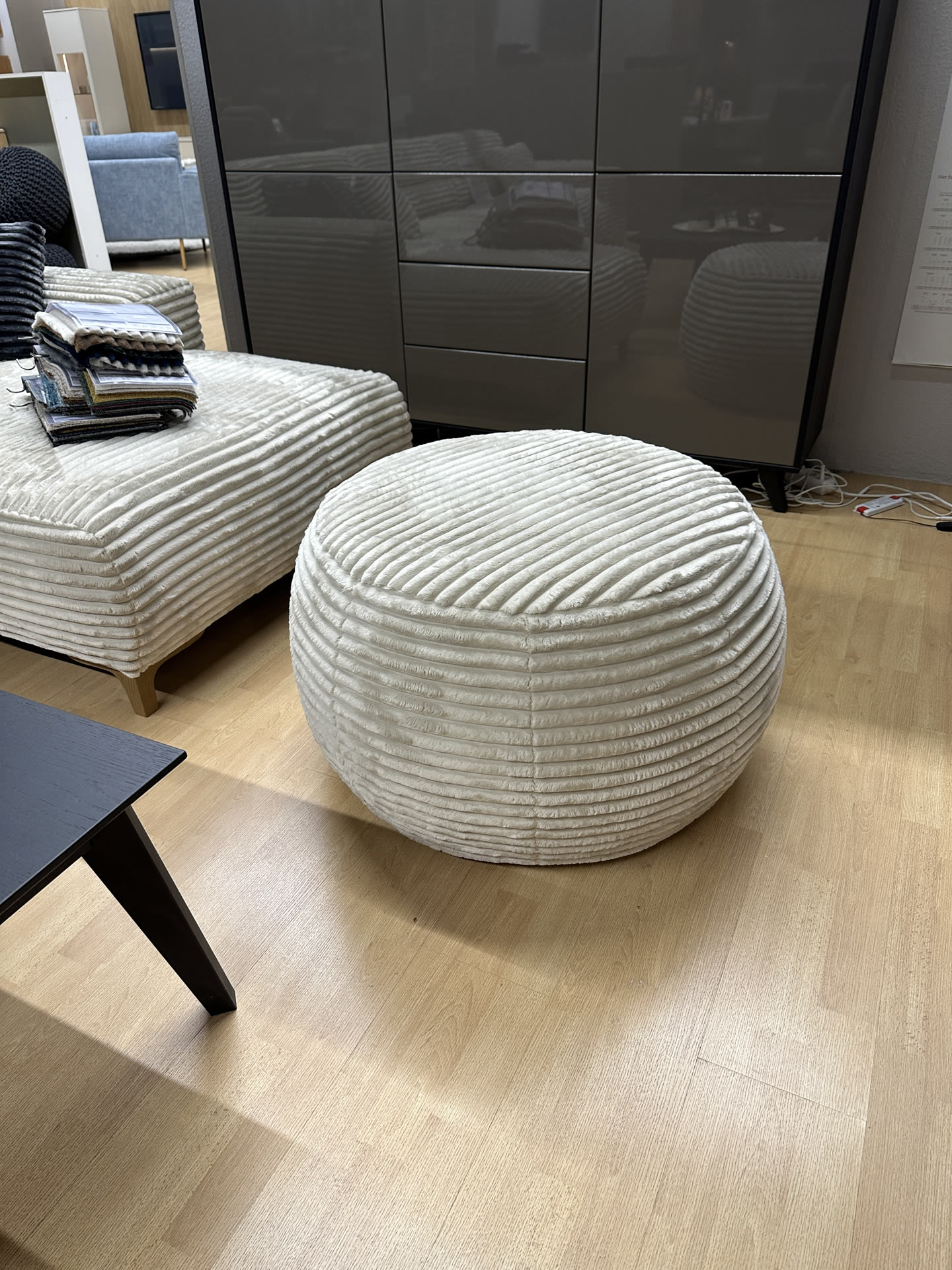 Polsterhocker in Grobcord creme, Durchm. 80 cm